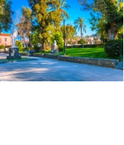 Parc et cour municipaux, à côté de la place principale et de l'arrêt de bus.