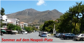 Foto des Stadtplatzes von Neapoli im Sommer