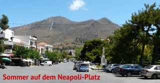 Foto des Stadtplatzes von Neapoli im Sommer