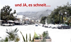 Foto des Stadtplatzes von Neapoli mit Schnee im Winter