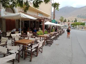 Cafe Oasis στη Νεάπολη με φαγητό και ποτό