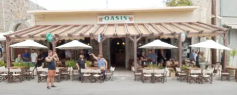 Cafe Oasis στη Νεάπολη με φαγητό και ποτό