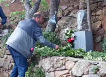 Dimitri laying a wreath at the Staue of Mana